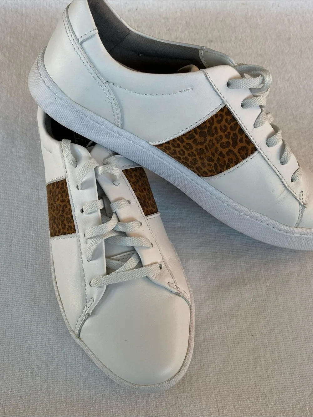 New Clarks Collections Pawley Rilee Leopard  White Leather LaceUp Sneakers Sz 9